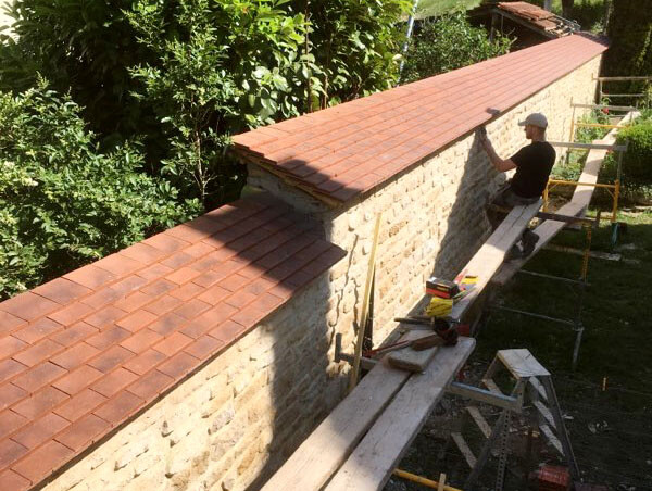 Un maçon fabrique un mur